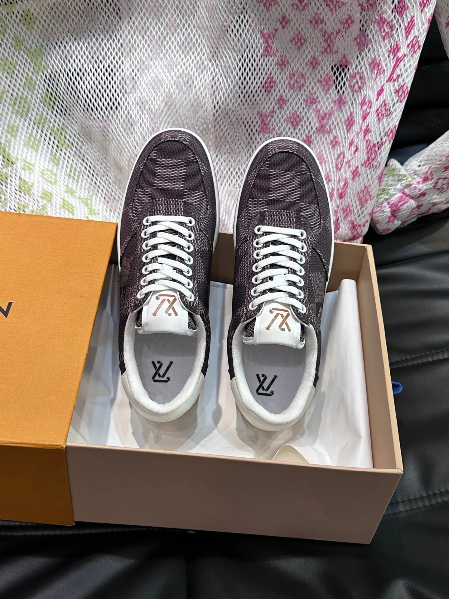 Men's Men's Shoes 💰p420 L·v Rivoli men's low-top casual sneakers, the classic checkerboard pattern will never go out of style. This Rivoli environmentally friendly sneaker is made of 90% sustainable materials. It is recycled polyester fiber integrated with the iconic Damier jacquard, and the outsole is shaped with recycled polyurethane. An upcycled LV logo perches on the tongue, while Louis Vuitton logos appear on the sides and rear. Comfortable and durable, versatile style, can be worn in all seasons, simple and fashionable item!  Size: 38-44